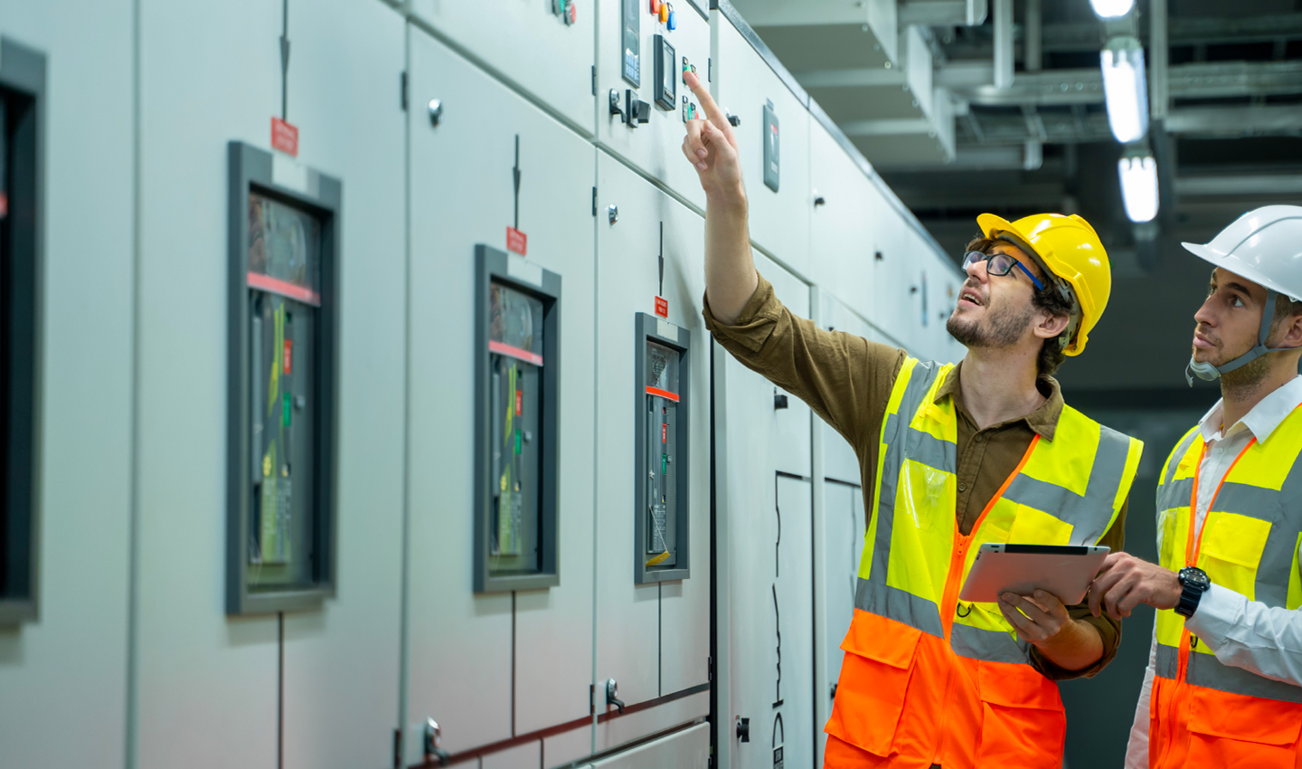 Empleados brindando los diferentes servicios de análisis de aceite de ENEL X